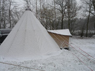 Winterkamperen tipi sneeuw
